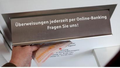 Bild: Wolfgang Steinbacher
Einen Briefkasten wie diesen, in dem man ausgefüllte Überweisungen einwerfen kann, gibt es künftig in der Sparkassen-Filiale Rosenberg nicht mehr. Eine 85-jährige Kundin der Bank bedauert dies sehr.