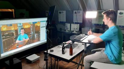 Bild: eib
Stammtischorganisator Jiří Petrášek am Regiepult des Online-Stammtischs, virtuell in einer typischen tschechische Kneipe sitzend.