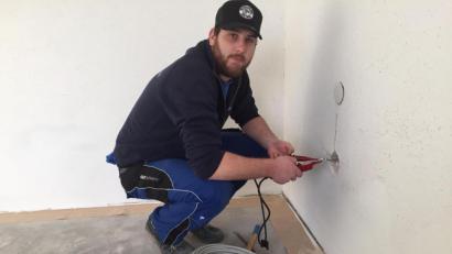 Bild: ext/Maximilian Ploß
Zsolt Miklos kann jetzt als ausgebildeter Elektroniker selbstständig arbeiten