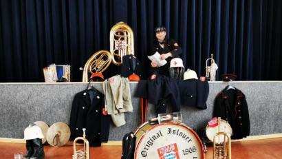 Bild: gz
Der Starkbierfestredner Fabian Wild ist heuer ohne Musiker und Publikum in der Turnhalle. Per Handy-Schaltung dankt er seinen Kollegen für die Unterstützung und hofft auf das Starkbierfest 2022.