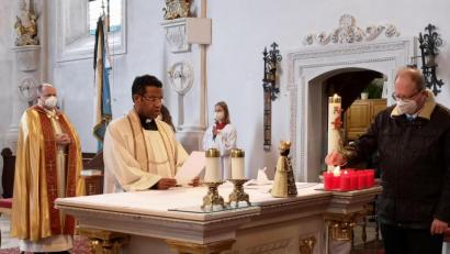 Bild: hir
Zum Gedenken an die acht verstorbenen Mitglieder der MMC Pfreimd entzündeten Präfekt Johann Leipold mit Präses Georg Parampilthadathil Kerzen am Altar. Links im Hintergrund der wortgewandte Prediger Lukas Temme.