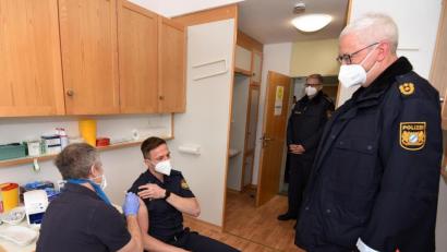 Bild: PHM Bösl, VII. BPA, Servicedienste
Polizeibeamter Achim Bauer hatte bei seiner Impfung hohen Besuch von Präsident Udo Skrzypczak (rechts) und Leitenden Polizeidirektor Stefan Beil (Zweiter von rechts).
