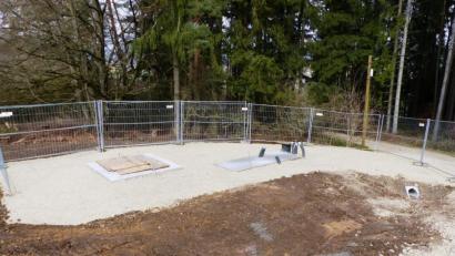 Bild: jp
Ein 40 Meter hoher Funkmast soll den Wolfsfeldern eine besser Mobilfunkqualität bescheren. Die Bodenplatte ist schon fertiggestellt, die Anschlüsse sind bereits verlegt.