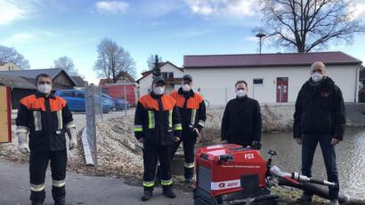 Bild: ak
Die Kommandanten Roland Küffner und Tobias Opel von der Feuerwehr Windischenlaibach sowie Kommandant Bernd Pöhlmann von der Wehr Guttenthau-Roslas und Bürgermeister Christian Porsch nahmen die neuen Tragkraftspritzen von Stefan Ludwig aus Bindlach in Empfang.