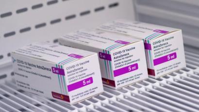 Symbolbild: Sven Hoppe/dpa
Rund 2000 Dosen des Corona-Impfstoffs von Astrazeneca liegen seit dem Impfstopp im Landkreis Schwandorf auf Lager und können vorerst nicht verwendet werden.