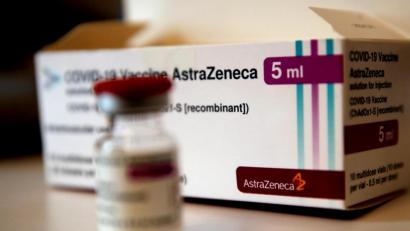 Bild: Christophe Ena/dpa
Immer wieder Aufregung um Astrazeneca: Eine Ampulle mit dem Corona-Impfstoff des schwedisch-britischen Pharmakonzerns steht auf einem Tisch in einer Apotheke.