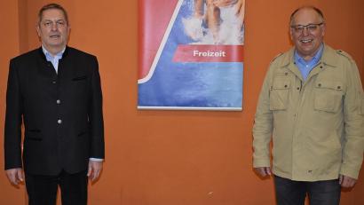 Bild: sck
Die Gesichter lassen die Stimmungslage ein Stück weit erahnen: Bürgermeister Joachim Neuß (links) sieht einen Investor in Auerbach schwinden, BI-Sprecher Wolfgang Ziebell (rechts) freut sich über den Stopp des Wohnpark-Projekts.