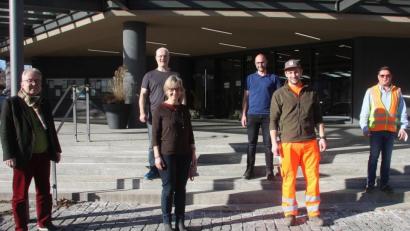 Bild: wro
Strahlende Gesichter nach der Vereidigung: Im Bild (von links) Bürgermeister Toni Dutz, Geschäftsleiter Thomas Weiß, Personalsachbearbeiterin Anita Weber-Tretter, Technischer Angestellter Alexander Bäumler, Patrick Oppl und Bauhofleiter Michael Klarner.