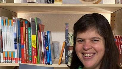 Bild: mzi
Robyn Marie Sharier zeigt ihr neuestes Buch: "A Cat’s Tale: How Cat Got Nine Lives" oder "Ein Katzenmärchen: Wie Katze neun Leben bekam".