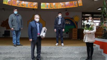 Bild: mmj
In der Aula der Schule übergab Josef Irlbacher (Zweiter von links) symbolisch an VG-Vorsitzenden Gerald Reiter (Zweiter von rechts) in Anwesenheit von Rektor Thomas Troidl (links) und VG-Kämmerin Lisa Biegerl eine Spende von 5 400 Euro für die Anschaffung von Luftreinigungsgeräten.