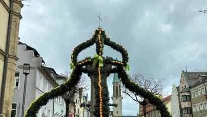 Bild: stg
Trotz Coronapandemie gibt es wieder den Kemnather Osterbrunnen am Stadtplatz.