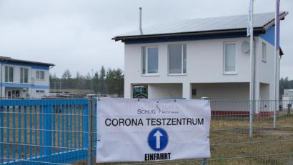 Bild: do
Nicht zu verfehlen ist das Corona-Schnelltestzentrum in der Gossenstraße im Eschenbacher Industriegebiet.