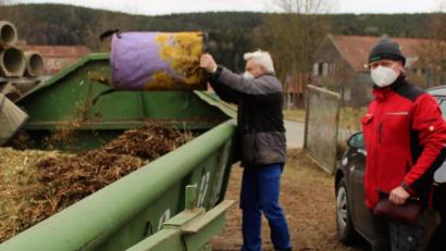 Bild: mvs
Hans Köppl übernahm die erste Schicht und brachte gleich den Frühjahrsschnitt aus dem eigenen Garten mit. Bürgermeister Markus Schiesl (rechts) dankte ihm fürs ehrenamtliche Engagement im Namen der Gartler, die sich kürzere Wege zum Entsorgen gewünscht hatten.
