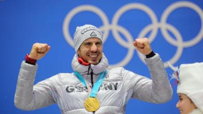 Bild: Michael Kappeler/dpa
Arnd Peiffer jubelt über seinen Olympiasieg in Pyeongchang.