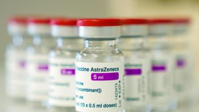 Bild: Nicolas Armer
Auf einem Tisch in einer Hausarztpraxis stehen Ampullen mit dem Covid-19 Impfstoff des schwedisch-britischen Pharmakonzerns AstraZeneca. Auch Deutschland setzt Corona-Impfungen mit dem Präparat des Herstellers Astrazeneca vorsorglich aus. Das teilte das Bundesgesundheitsministerium am Montag (15.03.2021) mit und verwies auf eine aktuelle Empfehlung des Paul-Ehrlich-Instituts zu notwendigen weiteren Untersuchungen. +++ dpa-Bildfunk +++