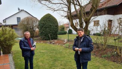 Bild: Hofmann/exb
Im Garten und mit gebührendem Abstand gratuliert der aktuelle Fraktionsvorsitzende der CSU, Benjamin Zeitler (rechts), dem früheren Fraktionschef Gerd Hofmann.