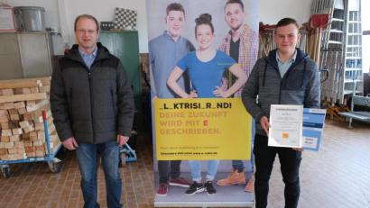Bild: usc
Firmenchef Marko Hägler (links) freute sich über den guten Berufsabschluss seines Azubis Stefan Birner.