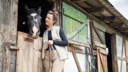 Bild: Christin Klose/dpa
Wenn das Tier nicht auf der Weide steht, muss es jeden Tag bewegt werden. Pferdehalter sollten dafür etwa zwei Stunden täglich einplanen.