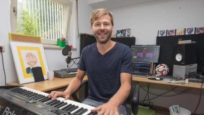 Bild: Andrea Jaksch/exb
Auch auf der Tonleiter zählt Taktik: Der Weidener Sebastian Kuhl bastelt in seinem Studio am Starnberger See an Erkennungsmelodien für Fußballclubs aus dem Amateurlager.