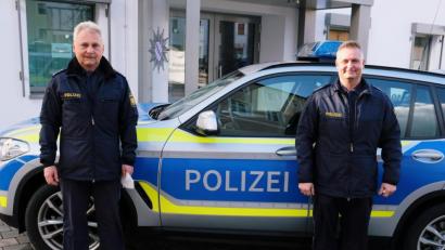Bild: do
Polizeichef Werner Stopfer (links) begrüßt seinen neuen stellvertretenden Inspektionsleiter Thorsten Fiebiger .