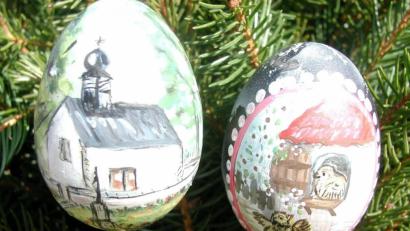 Bild: gis
Bruno Schinner bemalte diese Eier, die das Hammerkirchl (links) und bunte Vögel zeigen.