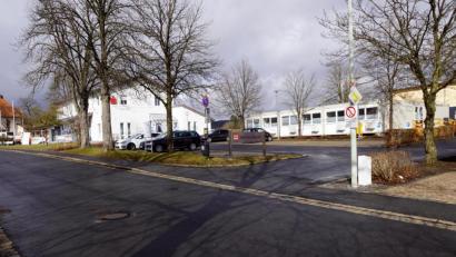 Bild: bkr
Die Verwaltung muss nur einen kurzen Weg zurücklegen, wenn sie aus ihren Containern auf dem Parkplatz der Mehrzweckhalle in das neue Rathausgebäude (links) umzieht. Das Sparkassenzeichen verweist noch auf den früheren Eigentümer.