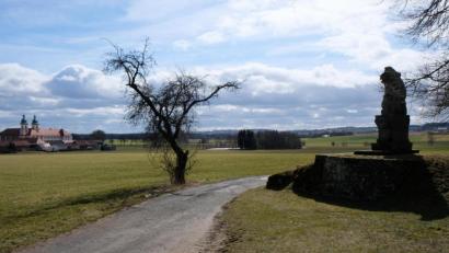 Bild: do
Im Entwurf der Kernwegenetz-Planung ist der Flurweg ab der "weinenden Mutter" (rechts) in Richtung Tremmersdorf als vordringlich eingestuft.