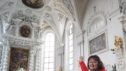 Bild: Elena Kaspar/exb
Die Pfarrkirche Mariä Himmelfahrt gehört mit ihrem weißen Stuck aus der Barockzeit zu den beeindruckendsten Sehenswürdigkeiten in Pfreimd. Maria Richthammer kennt sich hier aus. Das neue aufgelegt Angebot an Gästeführungen punktet aber mit vielen neuen Reizen.