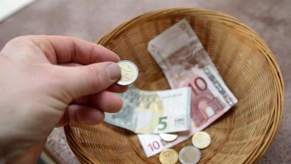 Symbolbild: Henning Kaiser/dpa
Der Pfarrgemeinderat Ursulapoppenricht sammelt Spenden, um einem Geschwisterpaar nach mehreren schweren Schicksalsschlägen sein Zuhause zu erhalten.