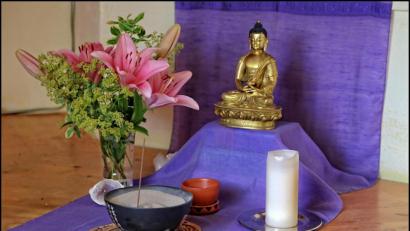 Bild: Hans G. Lauth/exb
Die Zen Meditation hat ihren Ursprung im Buddhismus. Deshalb hat sich Hildegard Lauth in ihrem Meditationsraum einen kleinen Buddha-Altar aufgebaut. Das sei aber nicht zwingend notwendig, sagt sie. "Die Zen Meditation passt sich den Kulturen der verschiedenen Länder, in denen sie praktiziert wird an." So würden die Lehren in Amerika meist anders interpretiert als in Europa. Was ja auch bei den Religionen so sei.