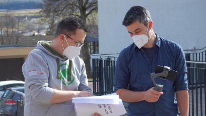 Bild: akp
Regisseur Jürgen Dietl (links) und Thomas Aumann (Kamera und Schnitt) drehten den Imagefilm über die Doktor-Eisenbarth-Mittelschule.