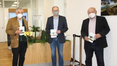 Bild: bjp
Im Rathaus übergaben Schriftleiter und Vorsitzender des Heimatkundlichen Arbeitskreis Robert Schön (rechts) und HAK-Ehrenvorsitzender Hans Rösch (links) ein Exemplar des 40. "Kemnather Heimatboten" an Bürgermeister Roman Schäffler. Für Schön war es das 30. unter seiner "Regie" entstandene Jahrbuch.