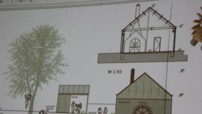 Bild: kro
Die Pläne für den Außenbereich am Anger, mit Mühlenrad und Pavillon.