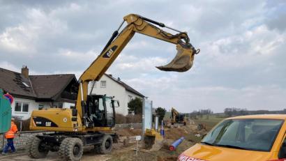 Bild: Stefanie Gradl
Derzeit werden am Seugaster Weg in Axtheid neue Wasserleitungsrohre verlegt. Die Zufahrt von Ebersbach nach Vilseck ist deswegen gesperrt.