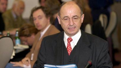 Archivbild: Frank Leonhardt
Vor elf Jahren war Alfred Sauter schon einmal in der Kritik. Der frühere bayerische Justizminister musst vor den LWS-Untersuchungsausschuss im bayerischen Landtag. Sauter war von 1993 bis 1998 Aufsichtsratschef des überwiegend staatlichen Unternehmens, das drastische Verluste machte.