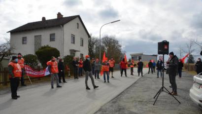 Bild: dob
Am Mittwoch sind an allen sechs Kennametal-Standorten in Bayern Mitarbeiter in einen einstündigen Warnstreik getreten, um ihre Forderungen gegenüber dem Konzern klar zu formulieren. Dazu ist der zweite Bevollmächtigte der IG Metall von der Geschäftsstelle in Amberg, Udo Fechnter (rechts), nach Vohenstrauß gekommen.