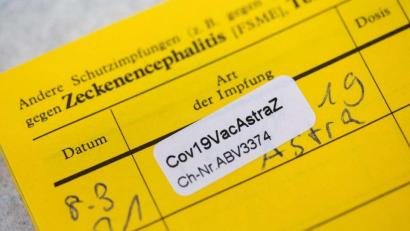 Symbolbild: Rolf Vennenbernd/dpa
Die ersten Dosen mit dem Vakzin von Astrazeneca wurden im Landkreis am 9. Februar verabreicht, also deutlich früher als auf diesem Impfpass vermerkt. Seit Montag ist ein Impfstopp verhängt.