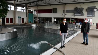 Bild: Michael Hitzeck/exb
Frisches Wasser wird in die Becken gepumpt: Das Team des Bulmare um Geschäftsführer Reiner Beck und kaufmännische Leiterin Simone Seelos bereits das Bad auf eine rasche Wiedereröffnung vor.