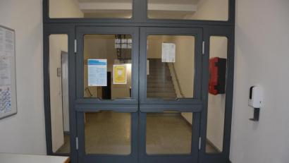 Bild: jr
Im Eingangsbereich des Leonberger Pfarr- und Jugendheims - noch vor der Glastür - sollen so bald wie möglich Schnelltests vor den Gemeinderatssitzungen durchgeführt werden.