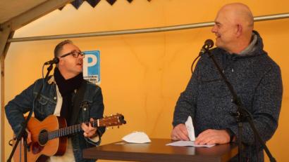 Archivbild: Hirsch
Der professionelle Gitarrist und Musiklehrer Thorsten Loher (links) und der Hobbymusiker und Burglengenfelder Stadtrat Hans Deml (rechts) forderten kürzlich bei einer Kundgebung Perspektiven für die Kulturschaffenden.