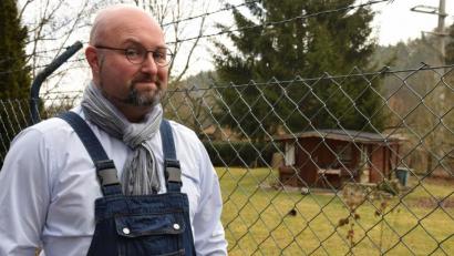 Bild: bö
Roman Kronester vor dem Gelände in Schmidmühlen, auf dem er im Herbst seinen Bauernhofkindergarten eröffnen will. Der Burglengenfelder freut sich darauf – und hofft, dass ihm Corona keinen Strich durch seine Pläne macht.