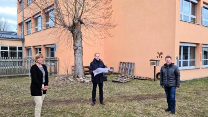 Bild: twi
Schulleiterin Diana Neidhardt, Bürgermeister Konrad Kiener und Wolfgang Geitner (von links) an der künftigen Baustelle. Die linken Fenster im Erdgeschoss zeigen die künftige Mensa, in der Ecke entsteht ein Anbau für die Essensausgabe und hinter den Fenstern rechts wird die Küche mit Eingang eingebaut werden.