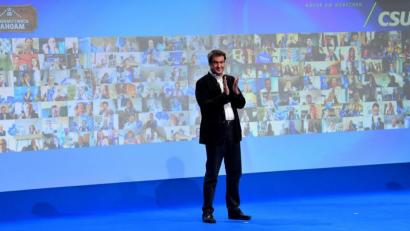 Archivbild: Peter Kneffel/dpa
Ministerpräsident Markus Söder (CSU) steht beim Politischen Aschermittwoch der Partei, der heuer Corona-bedingt in digitaler Form stattfand, vor einer Wand, auf der Bilder seiner Zuhörer vor ihren Computern gezeigt werden. Vorbild dafür war Joe Bidens Auftritt bei seiner Nominierung.
