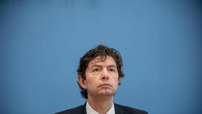 Bild: Michael Kappeler
„Wir werden kurz nach Ostern eine Situation haben wie um Weihnachten herum“, sagte der Virologe Christian Drosten. Foto: Michael Kappeler/dpa