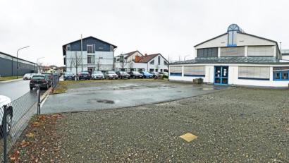 Bild: Gabi Schönberger
Auf diesem 2000 Quadratmeter großen Grundstück "Zur Kesselschmiede" errichtet die Samhammer-Unternehmensgruppe in Sichtweite zu bereits bestehenden Firmengebäuden eine neue Logistikhalle.