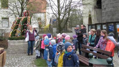 Bild: sei
Heuer gibt es bereits zum zweiten Mal keinen Osterbrunnen. Aber Bürgermeister Richard Kammerer hatte die Idee, am Marktplatz einen großen Osterstrauch aufzustellen, dort wo sonst der Christbaum steht. Alle Kinder dürfen dort wetterfest bemalte Ostereier aufhängen.