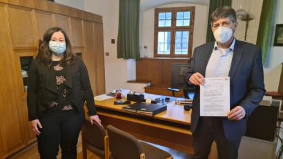Bild: sne
Umsetzungsbegleiterin Birgit Plößner und Sprecher der ILE Vierstädtedreieck Edgar Knobloch durften 100 000 Euro an Projekte im westlichen Landkreis verteilen.