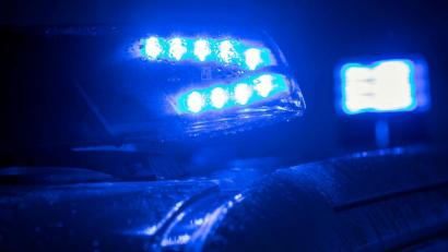 Bild: Jens Büttner/dpa
Maskengegnerin erneut in Weiden abgeführt: Jetzt sechs Tage hinter Gitter