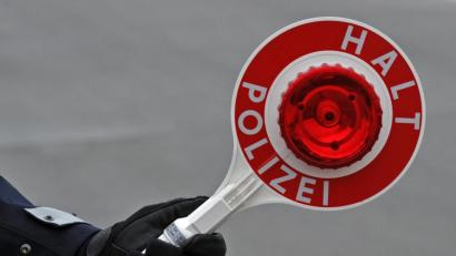 Symbolbild: Matthias Hiekel/dpa
Der Alko-Test nach der Kontrolle ergab mehr als zwei Promille.