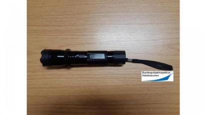 Bild: Bundespolizei 
Einen als Taschenlampe getarnten Elektroschocker (Bild) und einen Schlagstock stellten die Beamten der Bundespolizei bei einem 49-Jährigen sicher.